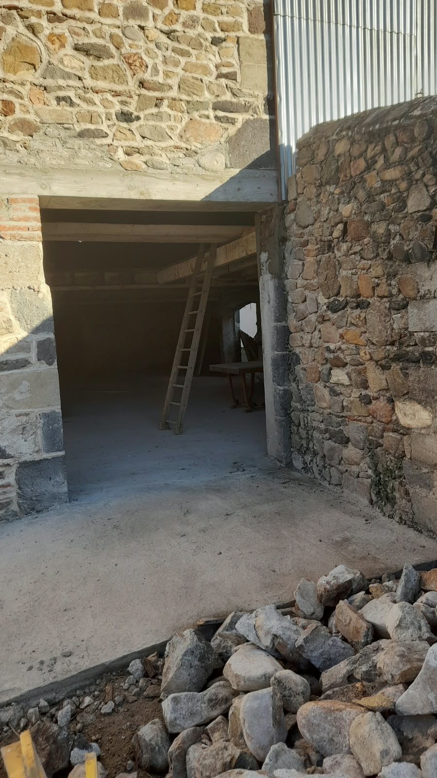 Grange en pierre avec ouverture créée et sol en béton coulé