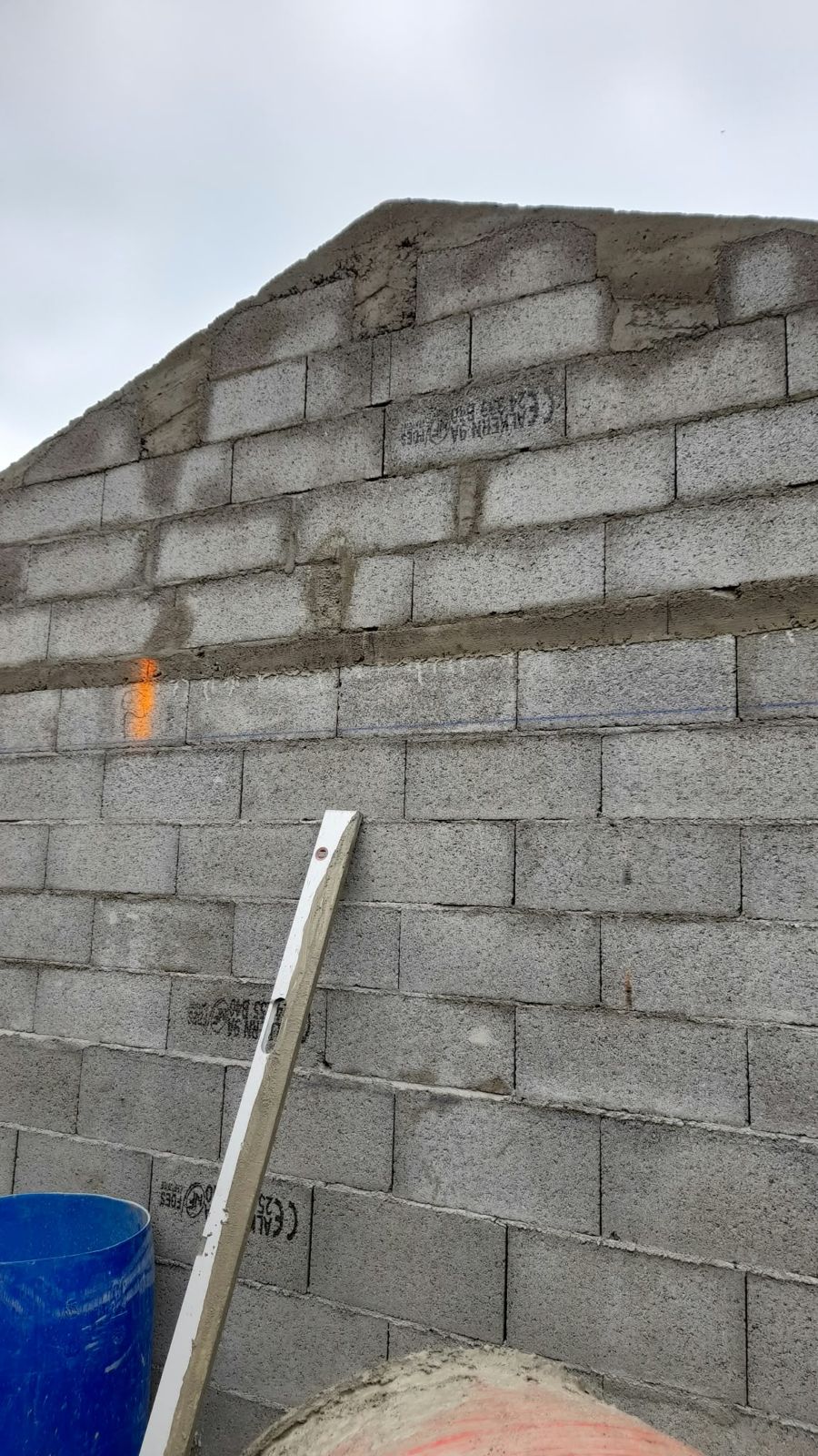 Mur pignon en parpaing monté par l'entreprise, rangs de blocs réguliers