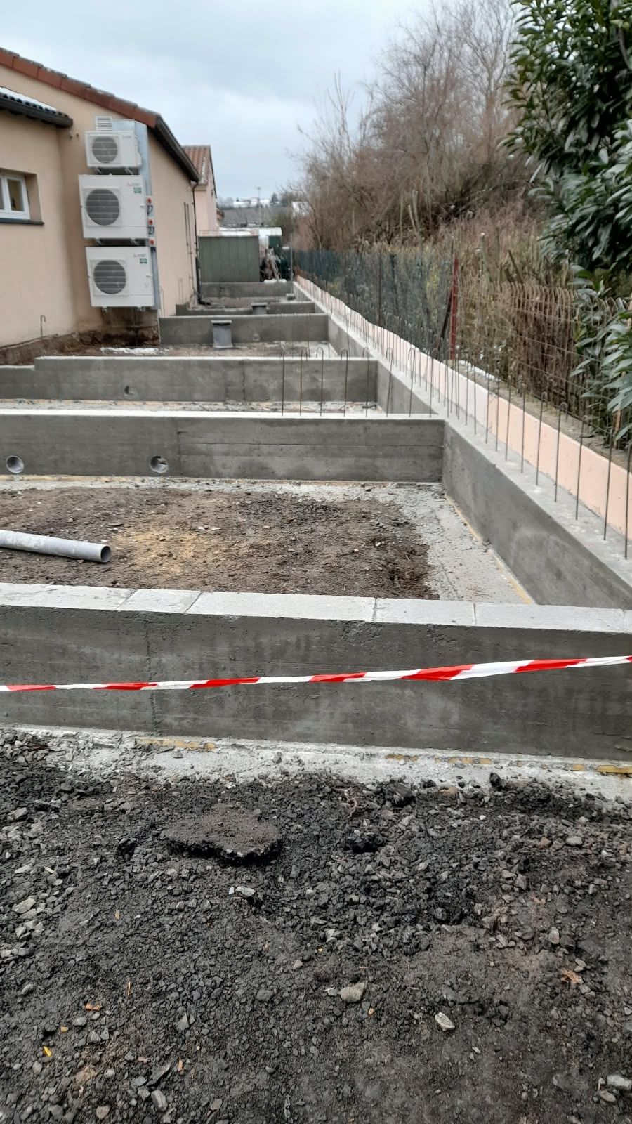 Murs de soubassement en béton banché avec aciers en attente