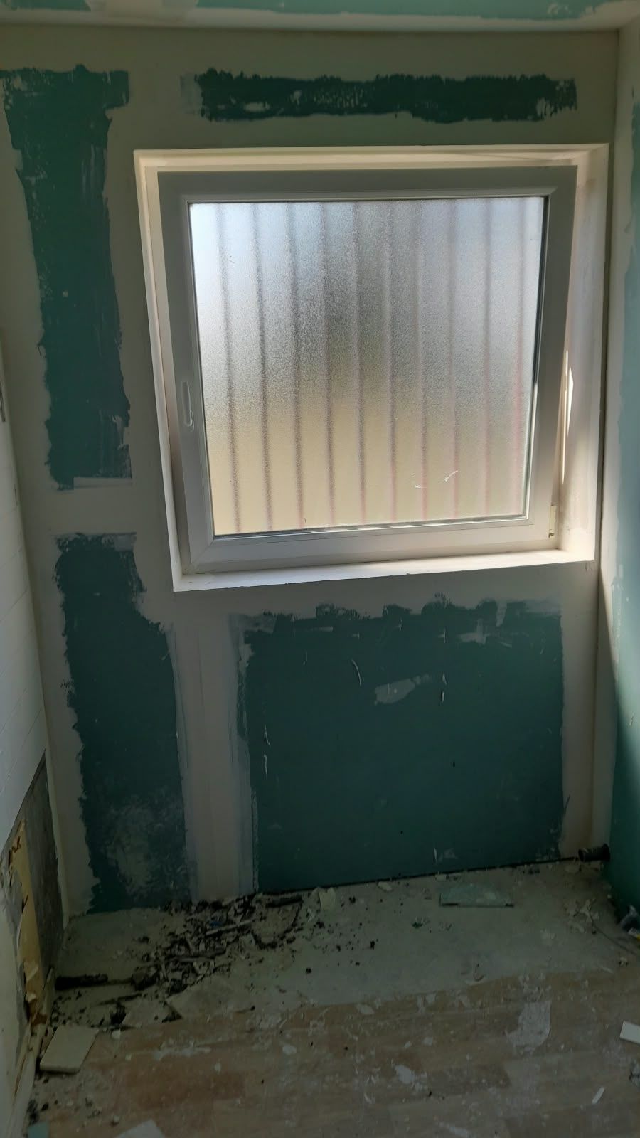 Plaques hydrofuges en salle de bain : Plaques vertes qui résistent à l'humidité.
