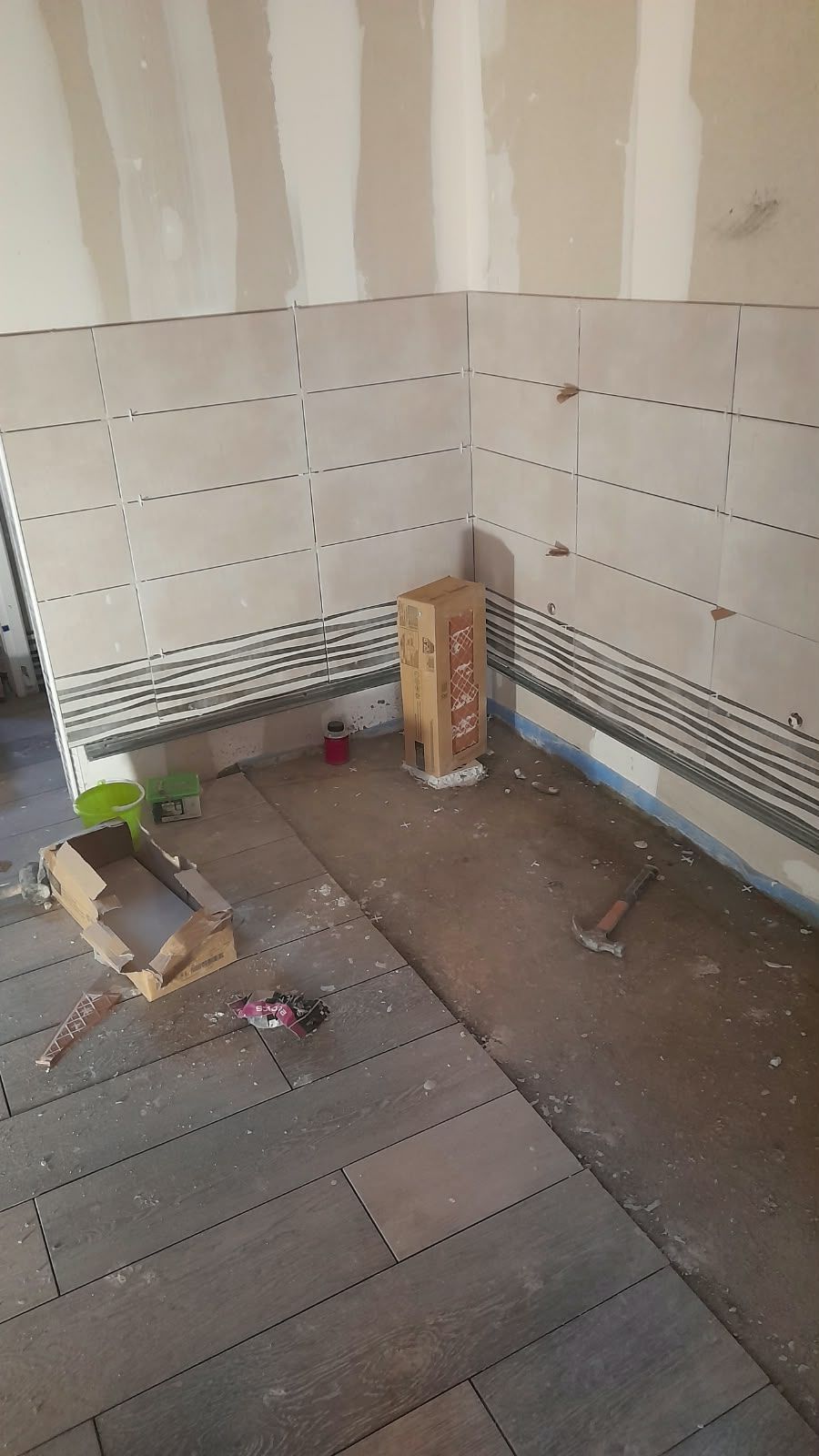 Sol imitation parquet : Carrelage effet bois, coupes nettes.