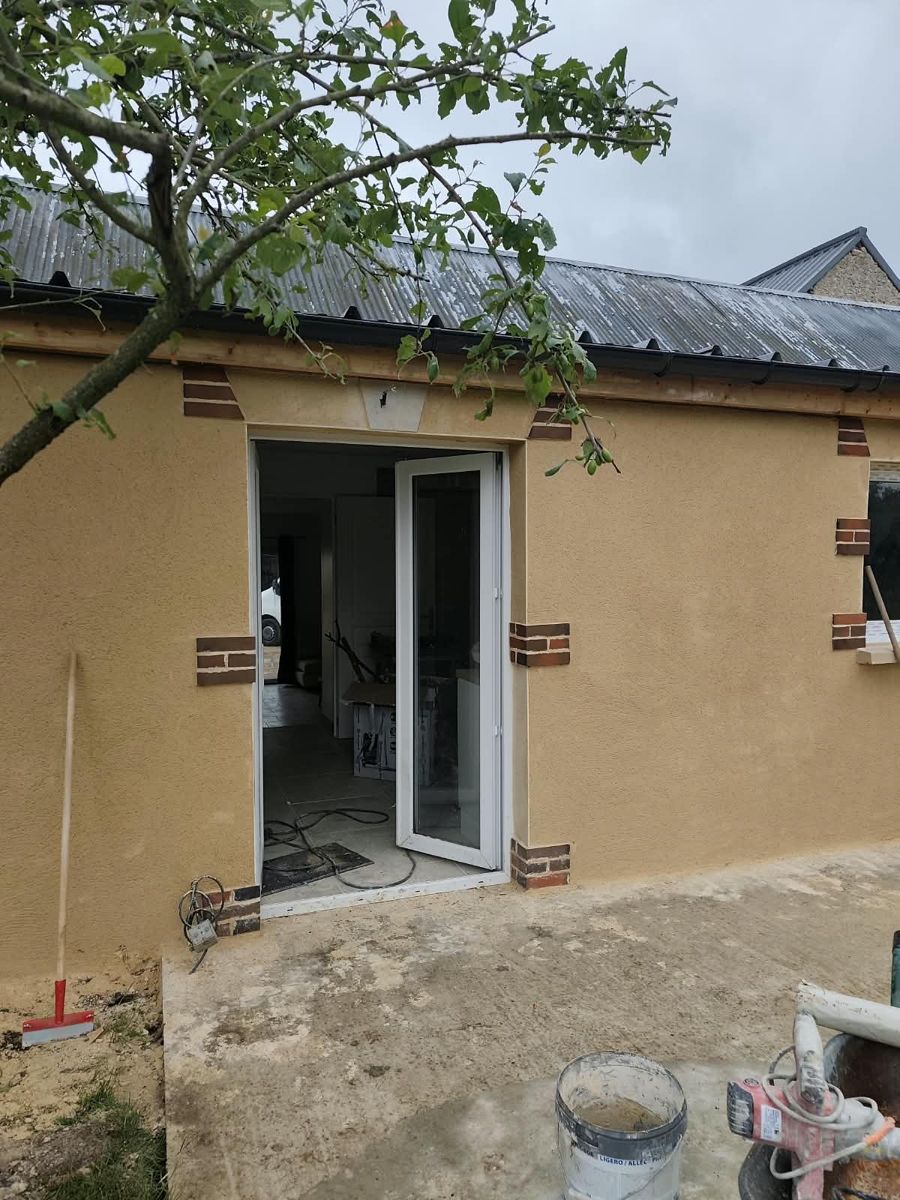 Après travaux : porte-fenêtre donnant de plain-pied sur la terrasse