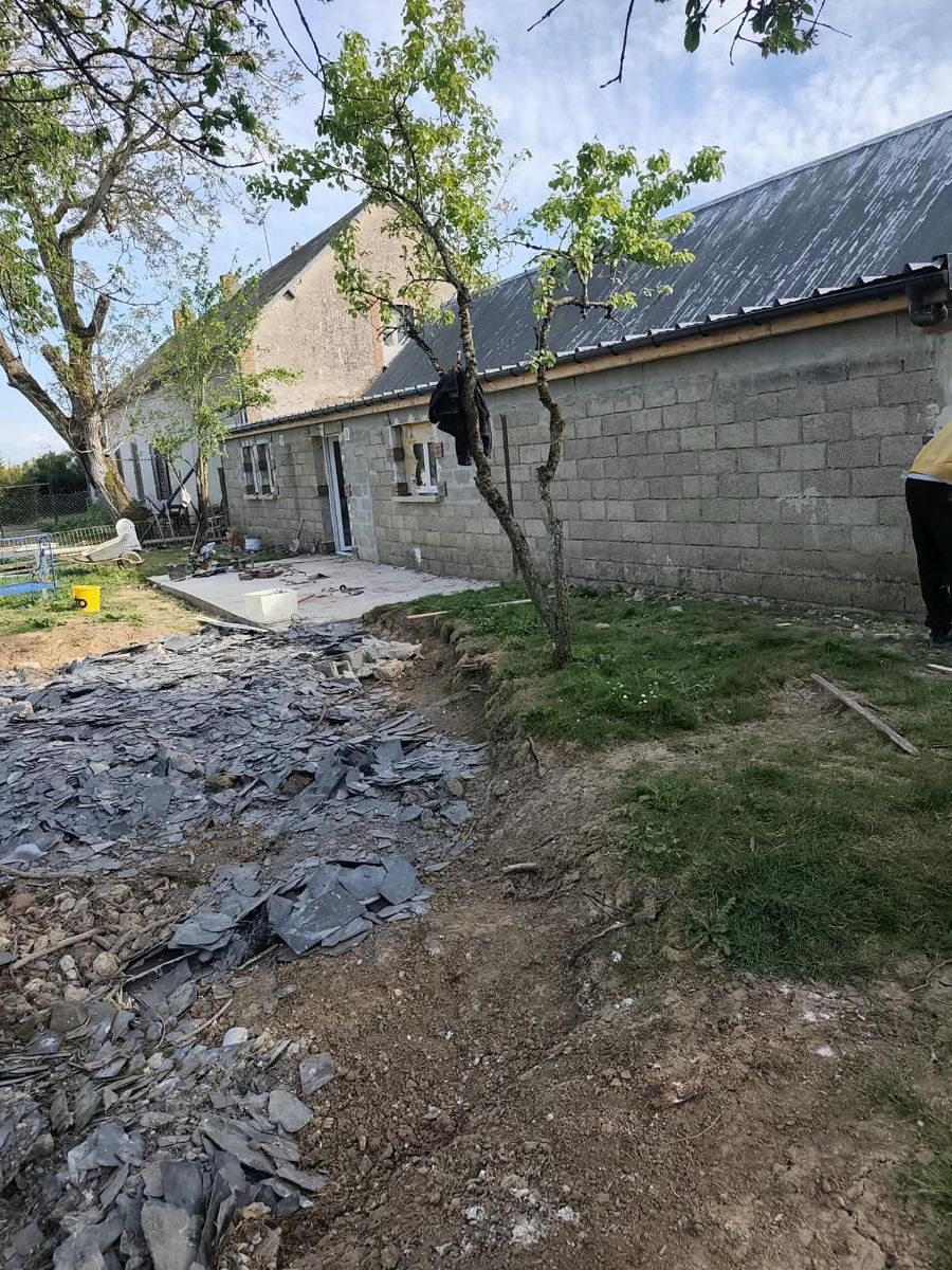 Avant travaux : murs bruts autour d'une fenêtre et d'une porte-fenêtre